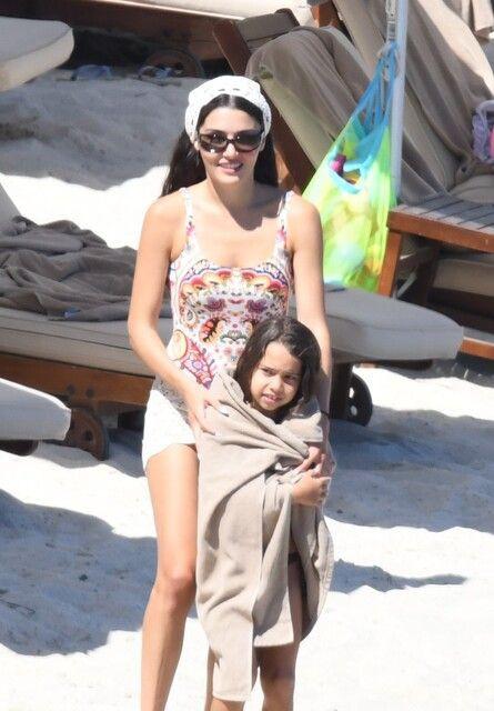 Hande Erçel'in Bodrum tatilinde dikkat çeken kareler! Gözünü bir an olsun ayırmadı - Fotoğraf: 2