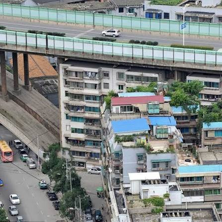 Yer bulamadılar, köprünün altına apartman yaptılar! - Resim : 1