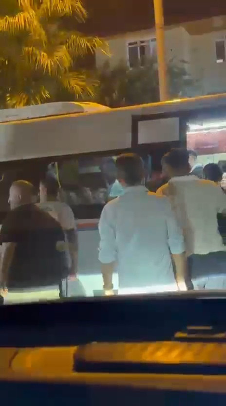 Dolmuşun ortasında darp ettiler! Her şey kameraya yansıdı - Resim : 3