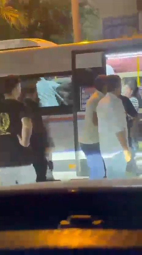 Dolmuşun ortasında darp ettiler! Her şey kameraya yansıdı - Resim : 1