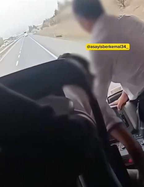 Yolcu otobüsünde skandal anlar! Seyir halinde şoför değişimi kamerada - Resim : 2