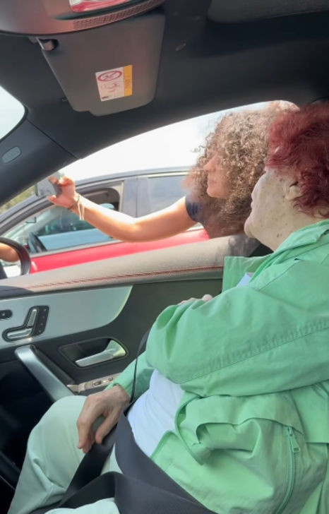 Selda Bağcan'ı görünce trafikte aracını durdurup indi! O anlar kamerada - Resim : 3