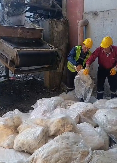 Yakalanmasaydı vatandaşa yedireceklerdi! Yüzlerce kilo bozuk et imha edildi - Resim : 2