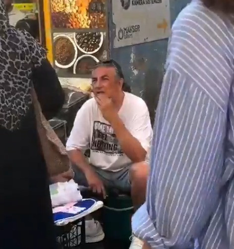 Şarkıcı Çelik pazar tezgahının başına geçip banyo lifi sattı - Resim : 1