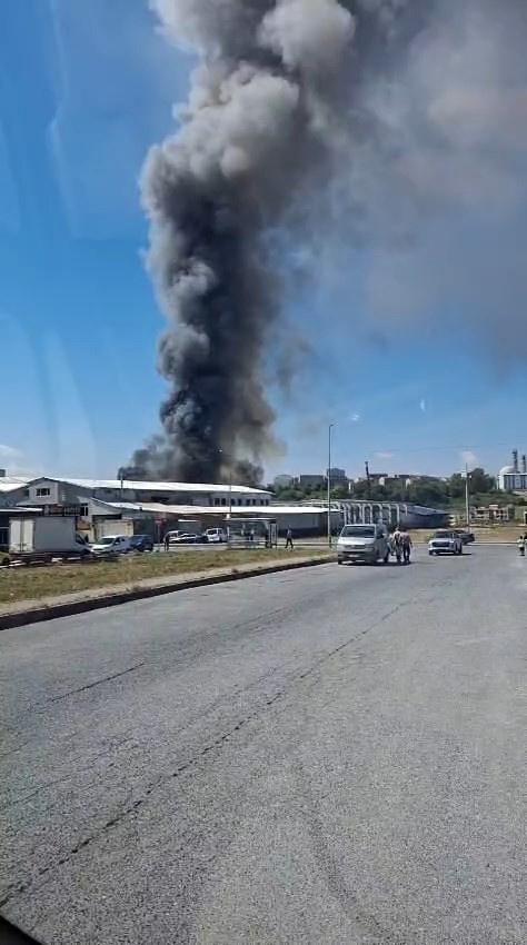 Son dakika | İstanbul'da fabrika yangını: Ekipler olay yerine sevk edildi - Resim : 1