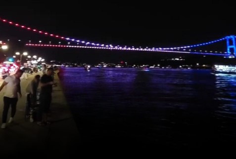ABD'nin Bağımsızlık Günü'nde FSM Köprüsü Amerikan bayrağı renkleriyle ışıklandırıldı - Resim : 1