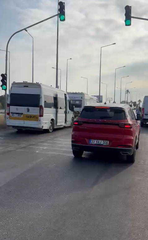 Şoföre saldırıp minibüsü çaldı: Kaçarken kaza yapıp öldü - Resim : 1
