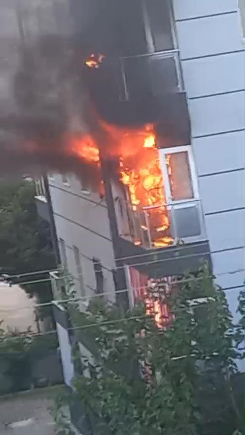 Apartmanda yangın paniği: Ekipler alevler içinde kalanlar için seferber oldu - Resim : 1