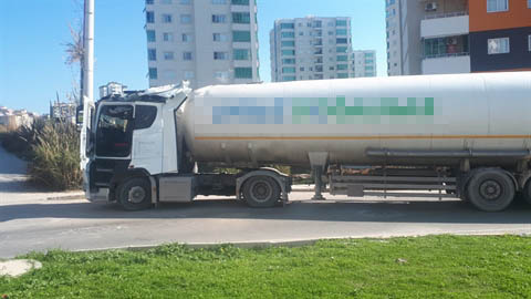 dogal-gaz-tankeri-kopruye-sikisti-17102-3.jpg