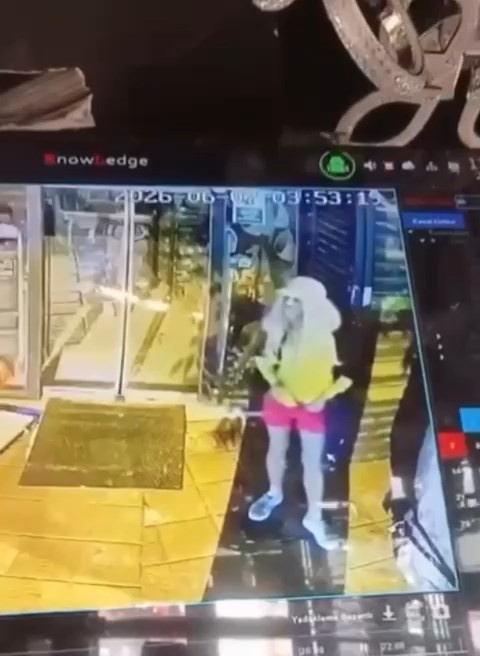 Çalarken kadın kaçarken erkek! Polis mini etekli peruklu hırsızı arıyor - Resim : 1