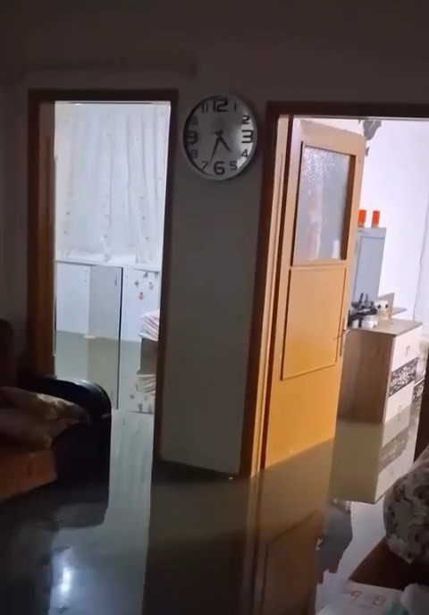 20 araç çukura gömüldü sokaklarda kayalar yüzdü! Yurdun dört bir yanından sağanak manzaraları - Resim : 9