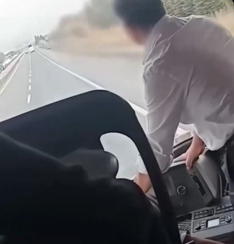 Yolcu otobüsünde skandal anlar! Seyir halinde şoför değişimi kamerada - Resim : 1