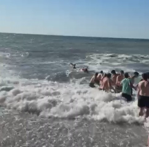 Yasağa rağmen denize girdiler: Vatandaşlar faciayı önledi - Resim : 1