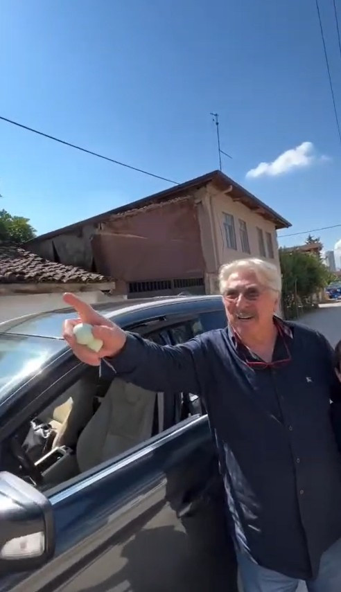 Erdal Özyağcılar yol tarifi istedi! Aldığı hediyeyle şaşkına döndü - Resim : 4