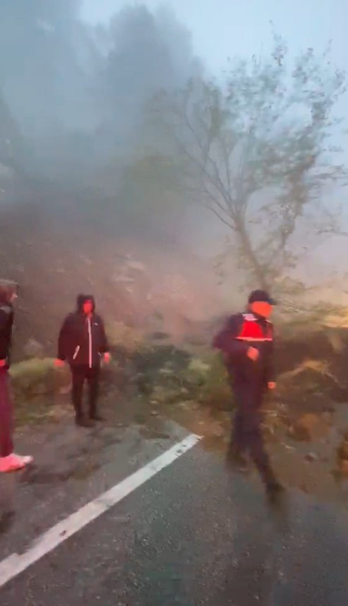 Uludağ yolunda heyelan! Ulaşım kilitlendi - Resim : 1