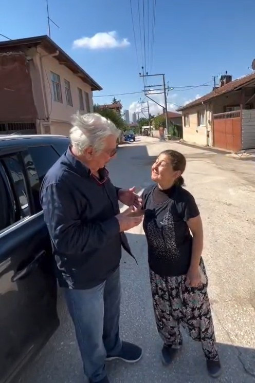 Erdal Özyağcılar yol tarifi istedi! Aldığı hediyeyle şaşkına döndü - Resim : 1