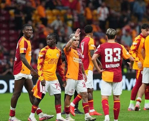 Galatasaray'da flaş karar: Kaptanlığı alınacak yollar ayrılacak! - Fotoğraf: 12