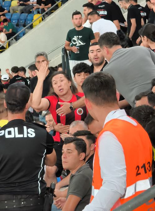 Son Dakika | Maçta 4 yaşındaki çocuğun formasını çıkarttıran şüpheliye gözaltı kararı - Resim : 1