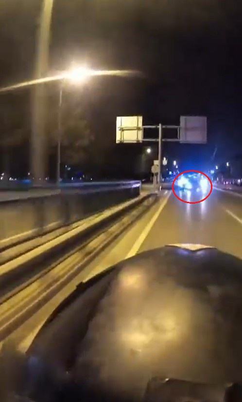 Kontrolden çıkıp takla atan otomobilin kaza anı kameraya yansıdı - Resim : 2