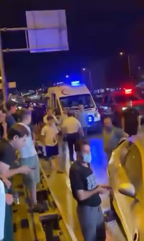 Kontrolden çıkıp takla atan otomobilin kaza anı kameraya yansıdı - Resim : 1