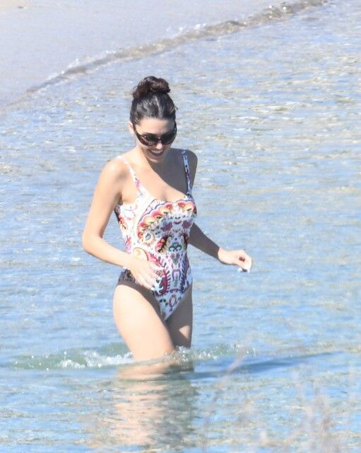 Hande Erçel'in Bodrum tatilinde dikkat çeken kareler! Gözünü bir an olsun ayırmadı - Fotoğraf: 4