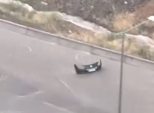 Ankara'da sel suları otobüs duraklarını yuttu: Otomobil tamponunun sürüklendiği anlar kamerada! - Resim : 1