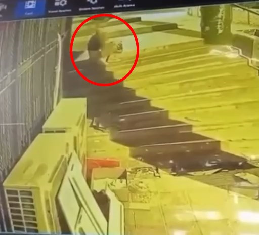 Çalarken kadın kaçarken erkek! Polis mini etekli peruklu hırsızı arıyor - Resim : 3