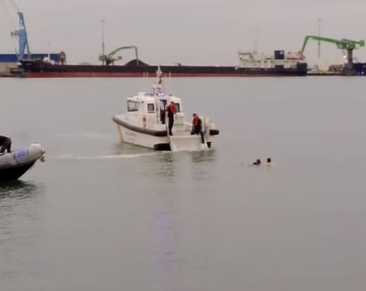 Samsun'da denize atlayan kadını itfaiye eri kurtardı - Resim : 3