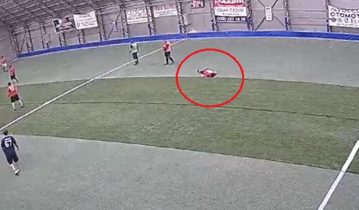 Halı sahada kalp krizi geçiren sağlık çalışanı kurtarılamadı: Son anları kamerada - Resim : 4