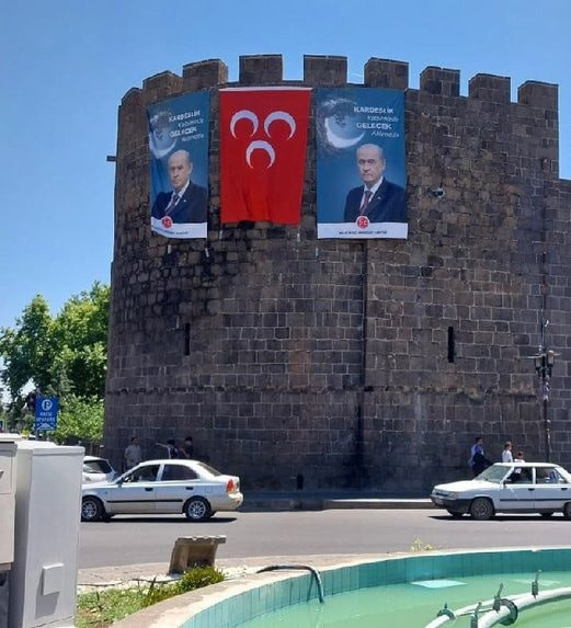 DEM Parti'nin kalesinde Bahçeli posteri: Bozkurt selamı verdiler - Resim : 2