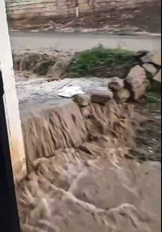Yurt genelinde sağanak ve sel: 1 can kaybı, yollar ulaşıma kapandı - Resim : 1
