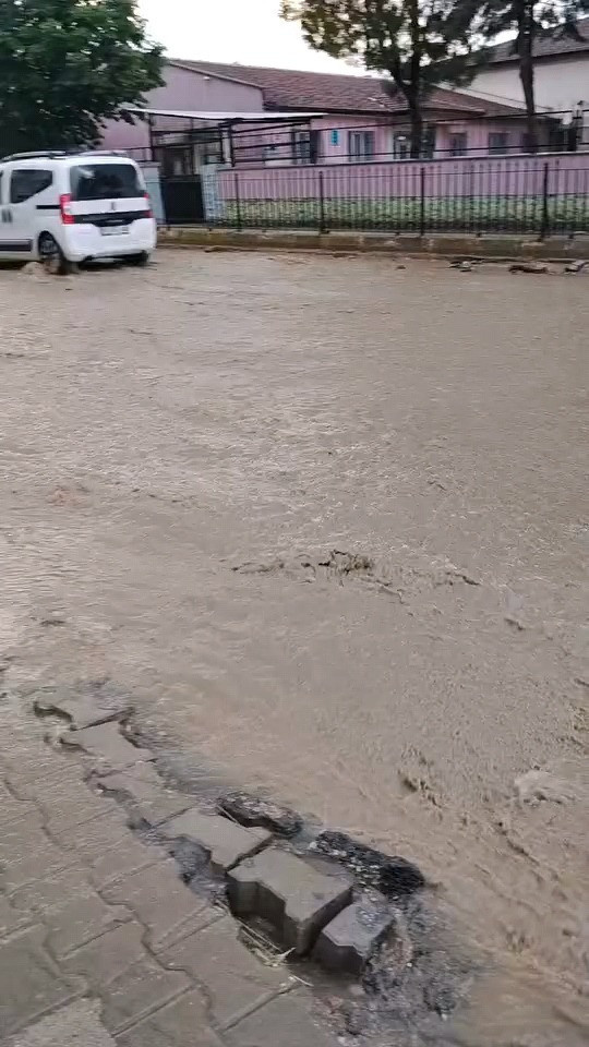 Sağanak yağmur kenti esir aldı: Bursa'da yollar göle döndü - Resim : 2