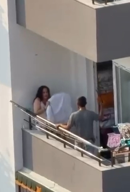 Balkonda sopayla dövüp saçından sürükledi! Kadının çığlıkları mahalleyi inletti - Resim : 5