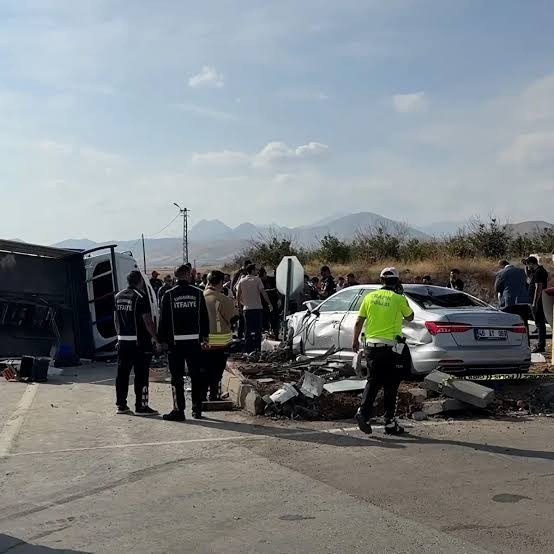 1 kişi yaşamını yitirmişti: MHP'li vekilin de yaralandığı kazanın görüntüleri ortaya çıktı - Resim : 1