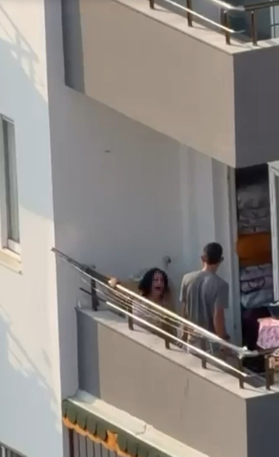 Balkonda sopayla dövüp saçından sürükledi! Kadının çığlıkları mahalleyi inletti - Resim : 2