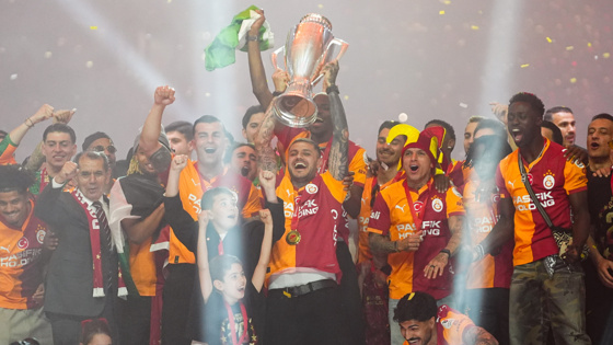 Şampiyon Galatasaray kupayı kaldırdı