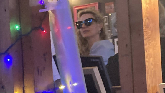 Ünlü şarkıcı restoranı birbirine kattı iddiası! Önce bağırdı sonra havladı