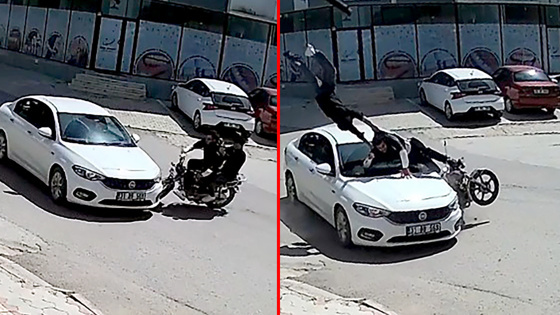 Otomobile çarpıp takla attılar: Motosiklet kazası kamerada