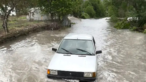 Tokat'ta Yeşilırmak yükseldi! Park halindeki otomobil son anda kurtarıldı