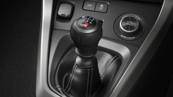 Toyota'dan çılgın "elektrikli otomobile manuel vites" hamlesi!