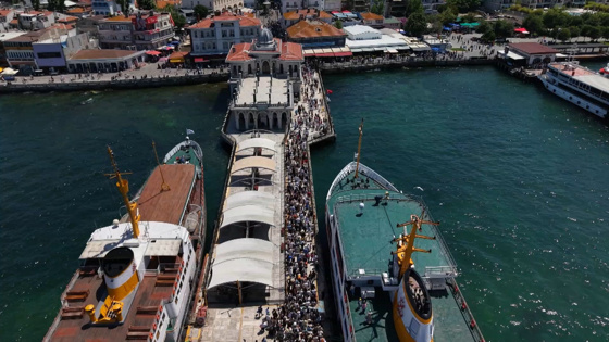Sıcak havada Büyükada'ya ziyaretçi akını: İğne atsan yere düşmez