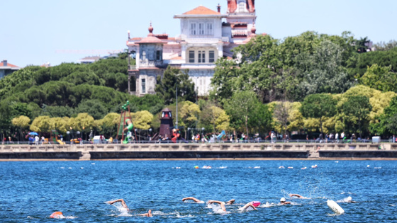 İstanbul’u Yüzüyorum yarışında binlerce yüzücü kulaç attı