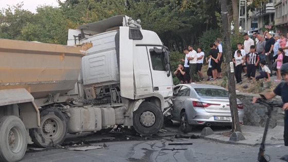 Freni boşaldı ortalık savaş alanına döndü: Hafriyat kamyonu 7 araca çarptı