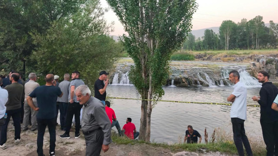 Kahraman baba evladını kurtardı: Kendisi akıntıya kapılarak can verdi!