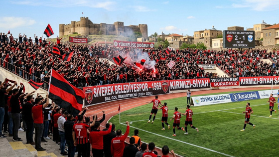 Aynı günde kulübün hem voleybol hem futbol takımı ligden çekildi