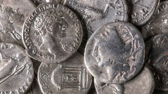Metal dedektörü sinyal verdi: Toprağın altından 934 sikke çıktı