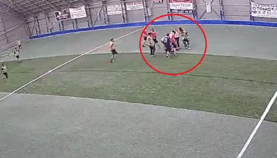 Halı sahada kalp krizi geçiren sağlık çalışanı kurtarılamadı: Son anları kamerada - Resim : 2