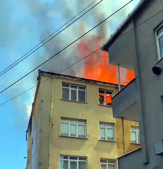 Avcılar'da çatı yangını! İki daire küle döndü - Resim : 4