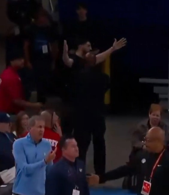 FETÖ'cü Enes Kanter'i salondan attılar! Kadın basketbolcular üzerine yürüdü - Resim : 4