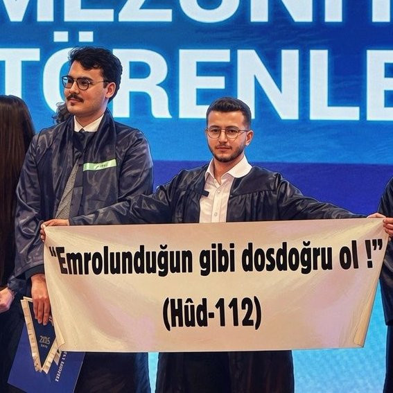 Son Dakika | Yeditepe Üniversitesi'ndeki 'ayetli pankart' olayına YÖK'ten soruşturma - Resim : 2